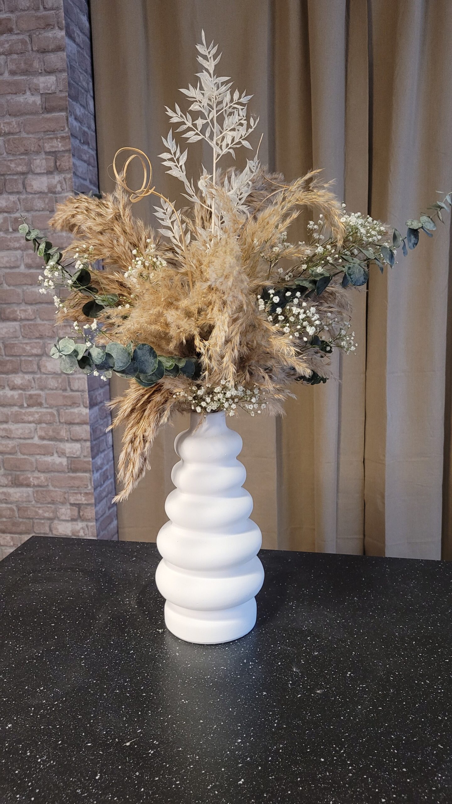 Kunst/droogboeket Bridal mini met witte countryfield vaas